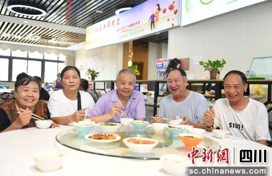 居民正在品尝菜品。庞圆斌 摄