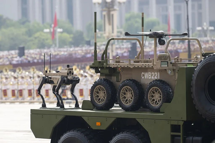 陆上无人作战方队接受检阅。人民网记者 翁奇羽摄