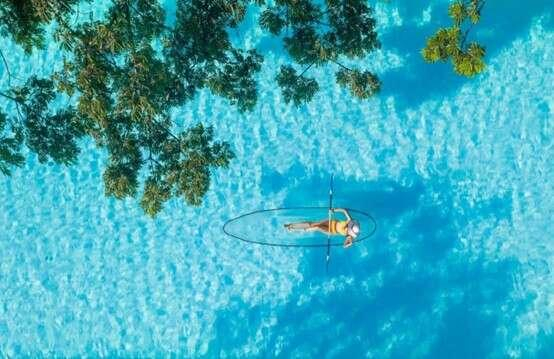 游客乘“玻璃船”感受果冻海。三亚太阳湾柏悦酒店供图