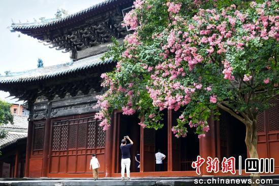 游客在报恩寺游览。 平武县委宣传部供图