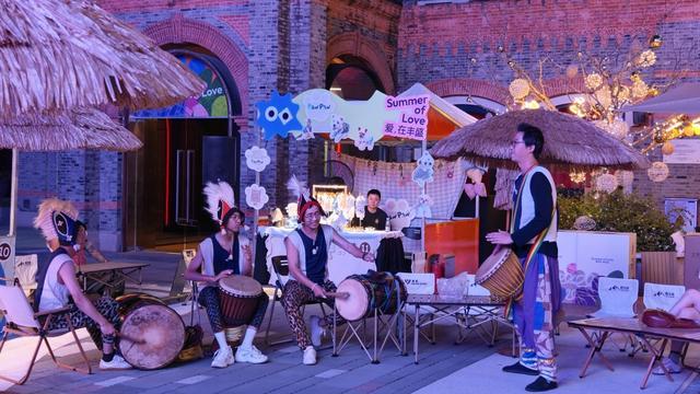 2025年8月29日晚,丰盛季节“爱夏夜”主题集市上的现场演出。本文图片均为戴媛媛 摄