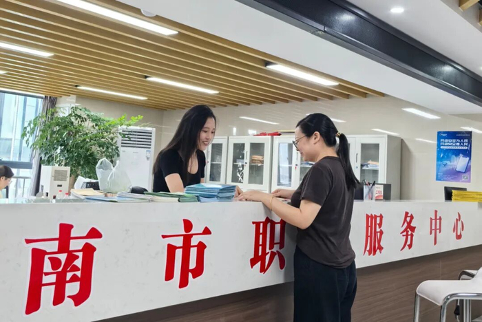 ▲赣州市龙南市干部化身"企业行政人员"全程模拟体验工作流程。
