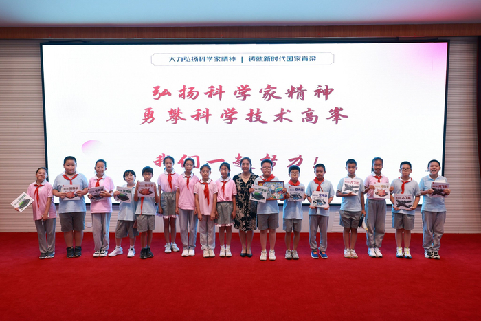 张宇庆特意为学生们准备了讲解空间站知识的科普书籍。学校供图