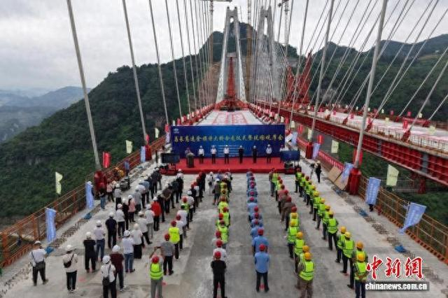 图为合龙仪式现场。 段彪 摄