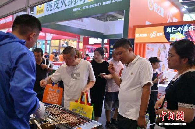 9月5日，观众在展会品尝烧烤。 张瑶 摄