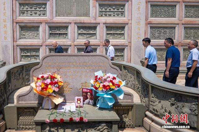 5日，爱国侨领陈嘉庚后裔回到厦门集美，将“中国人民抗日战争胜利80周年”纪念章呈放在鳌园陈嘉庚墓前。 中新网记者 李思源 摄