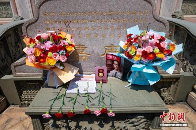 5日，爱国侨领陈嘉庚后裔回到厦门集美，将“中国人民抗日战争胜利80周年”纪念章呈放在鳌园陈嘉庚墓前。 中新网记者 李思源 摄