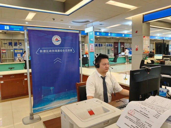 ▲南昌市新建区“政务晓屋”专业窗口人员全程在线，随时为群众提供线上连线服务。