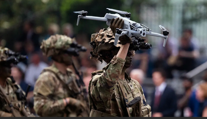 今年6月14日特朗普生日当天，在华盛顿特区参加阅兵的美国士兵手持小型无人机 外媒