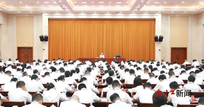 ▲省委书记尹弘在省委党校，讲深入贯彻中央八项规定精神学习教育专题党课。