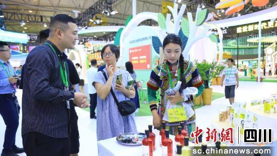 参展商与顾客交流。谢义 摄