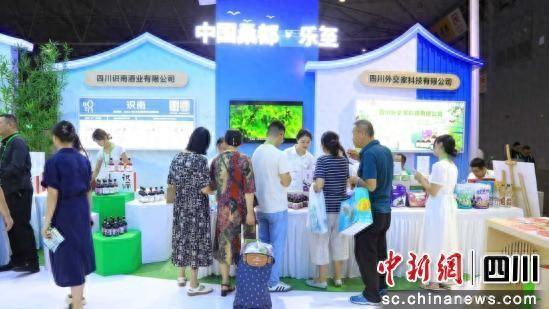 乐至展台前络绎不绝的消费者。谢义 摄