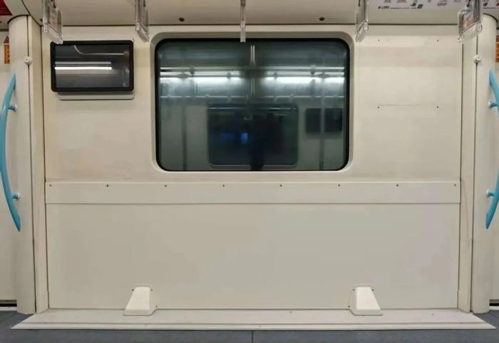 在9号线一列列车中，地铁运营方拆拆除了车头、车尾各共4排座位以增加运力。