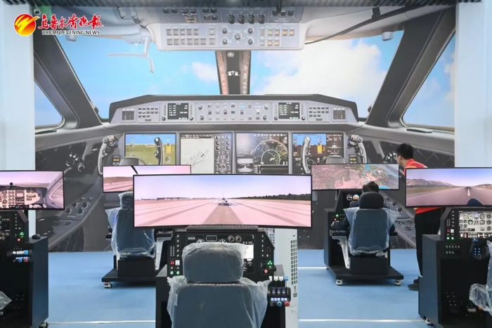 9月4日，在乌鲁木齐爱虎起点模型科技有限公司无人机执照培训中心，学员通过模拟器进行模拟飞行训练。