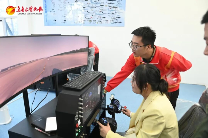 9月4日，在乌鲁木齐爱虎起点模型科技有限公司无人机执照培训中心，学员通过模拟器进行模拟飞行机训练。