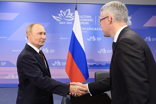 俄罗斯总统普京在2025年东方经济论坛（EEF）期间会见堪察加边疆区州长弗拉基米尔·索洛多夫。