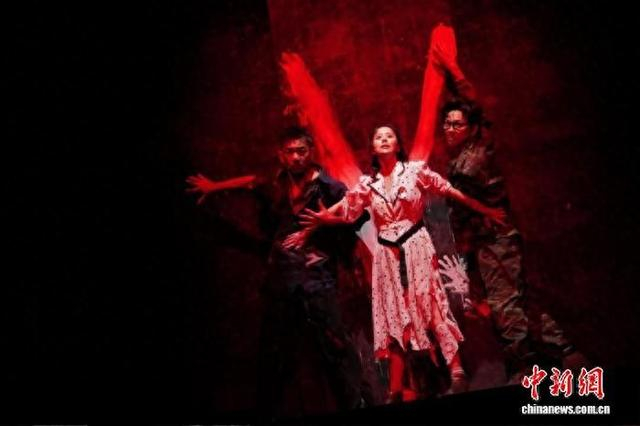 《死无葬身之地》剧照。 国家话剧院供图
