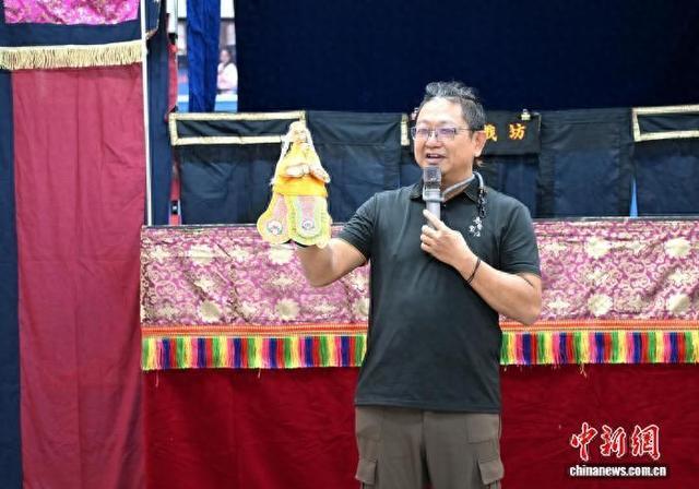 8月18日，于福州举办的“两岸童心—台湾传统文化小课堂” 活动上，台湾布袋戏艺人黄侨伟正在讲解布袋戏。 中新社记者 吕明 摄