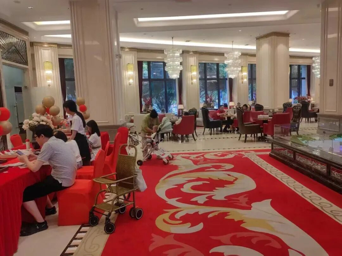 深圳龙岗区一处新房营销中心，现场不少购房者正在咨询。图/证券时报
