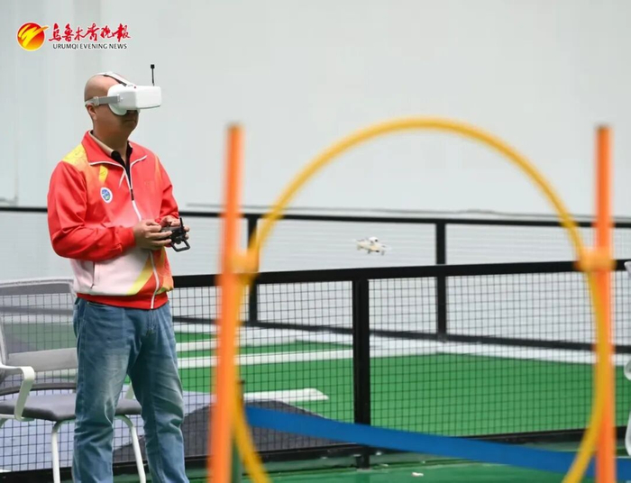 9月4日，在乌鲁木齐爱虎起点模型科技有限公司无人机执照培训中心，工作人员操控模拟教练机进行飞行训练。
