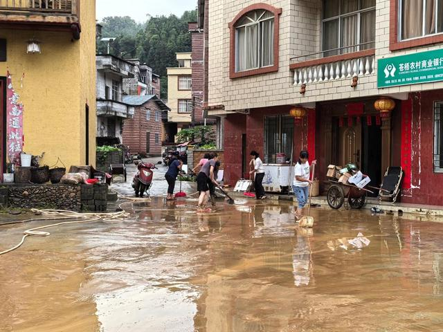 洪水退去，党员干部与群众一起展开道路清淤工作。（受访者供图）