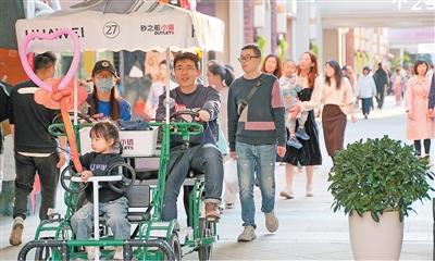 在福建福州砂之船小镇，消费者体验亲子骑游购物。聂婵英摄