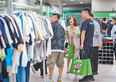 顾客在四川COSMO成都商场选购商品。资料图片