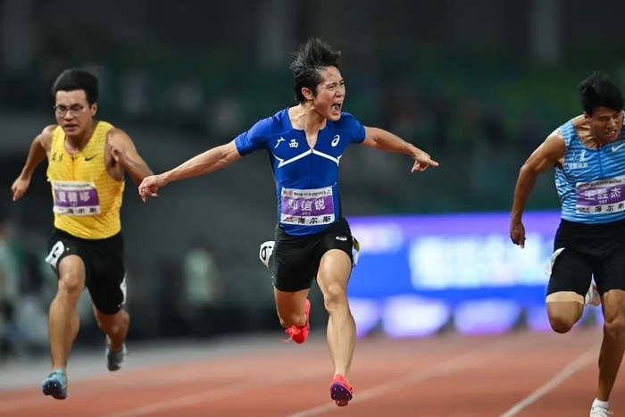 作为亚瑟士签约运动员，邓信锐在衢州赢下了含金量十足的百米冠军头衔，也凭借着赢下的重要积分，冲进东京世锦赛。