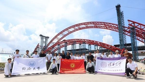 7月25日，广西大学暑期社会实践团联合清华大学、同济大学实践团参观平陆运河桥梁修建情况。受访者供图