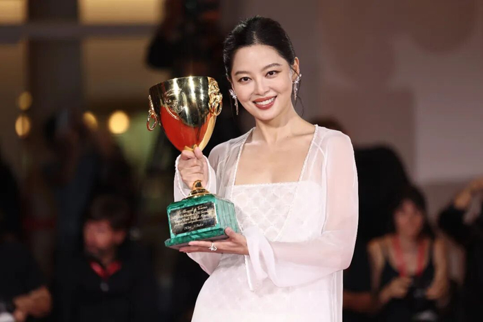 9月6日，在意大利威尼斯，辛芷蕾夺得第82届威尼斯电影节最佳女演员奖。新华社发