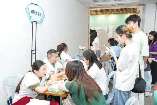 夜市聚集了很多年轻人咨询。主办方供图