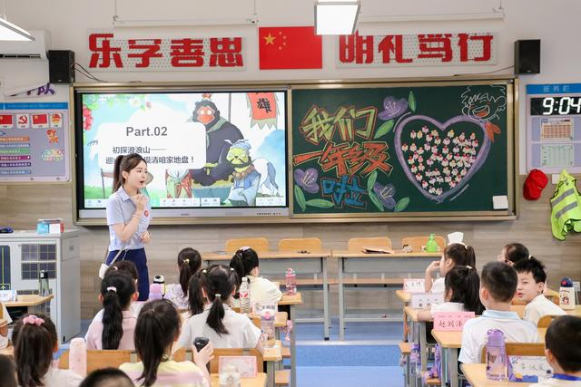 西安高新第八小学一年级新生接受“三天入学教育”（央广网发 西安高新第八小学供图）