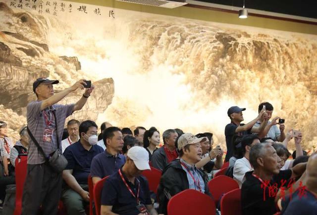 9月6日，北京酷车小镇，摄影爱好者拍摄台上嘉宾们的讲座。中青报·中青网记者 陈剑/摄