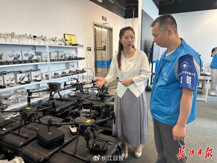 女生专攻无人机维修走红“飞友圈”，公司年收入超500万元