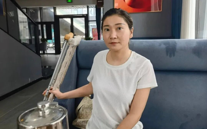 ▲2021年6月12日，王暖暖架著(zhù)雙拐來(lái)到家附近的夫推一家咖啡館接受采訪(fǎng)。新京報記者 李照 攝