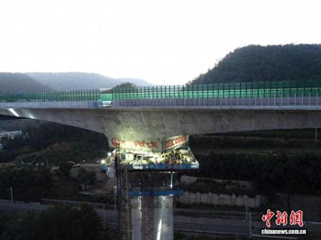 世界最大吨位上位转体桥梁工程桥梁迎“华丽转身”。刘盼利 摄