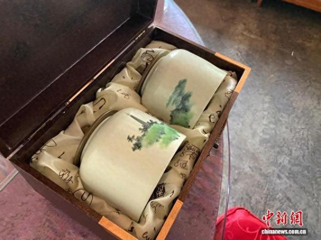 住客为马燕寄来的瓷碗礼物。刘益伶 摄