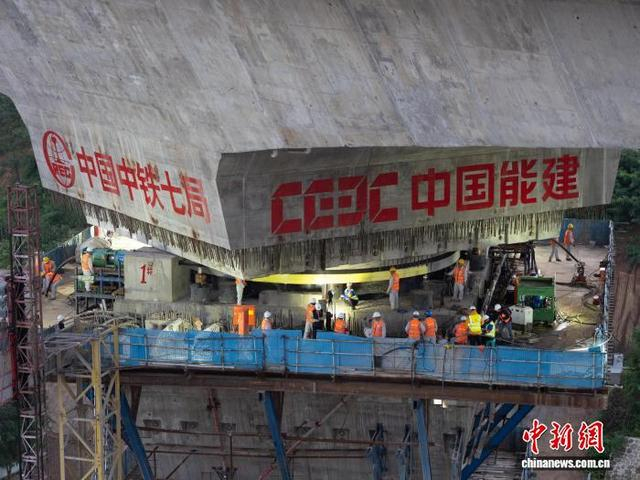 世界最大吨位上位转体桥梁工程桥梁迎“华丽转身”。刘盼利 摄