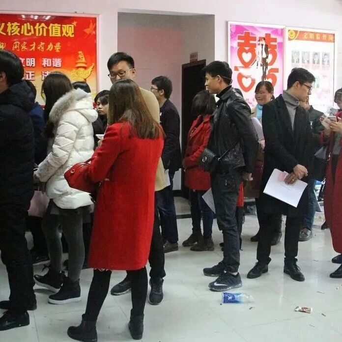 民政局离婚排队人爆满，暴露的扎心真相：年轻人不结婚、不生孩子，或许不少是父母导致的