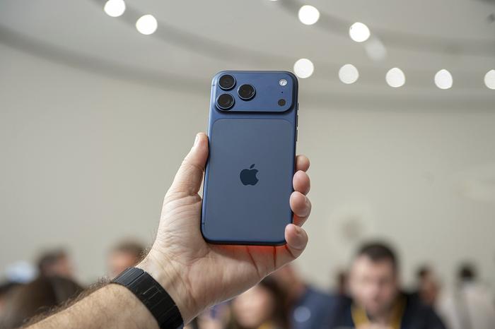 新款iPhone 17 Pro。视觉中国 图