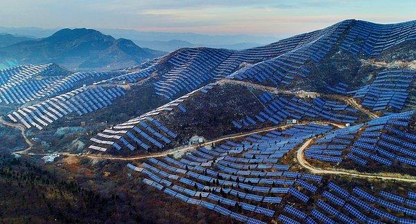 河北邯郸，太行山山脉中铺满的光伏面板 视觉中国