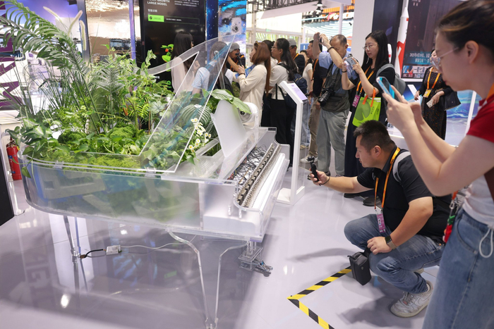 9月10日，服贸会北京经开区展区，观众拍摄一台特殊的“植物钢琴”。新京报记者 李木易 摄