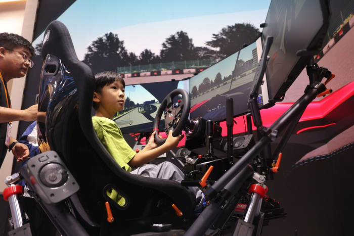 一名小朋友驾驶着模拟赛车“一路狂飙”。新京报记者 李木易 摄