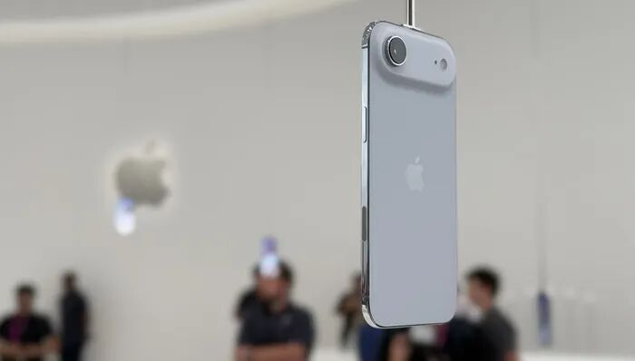 苹果最新发布的iPhone 17 Air（图片来源：界面新闻）