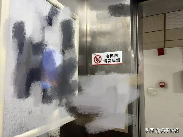 事发电梯里贴着醒目的标示：“电梯内，请勿吸烟”。杜卓滨 摄