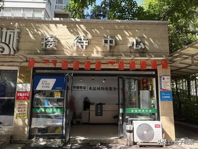 事发后物业工作人员第一时间就到了事发楼层进行劝阻。杜卓滨 摄