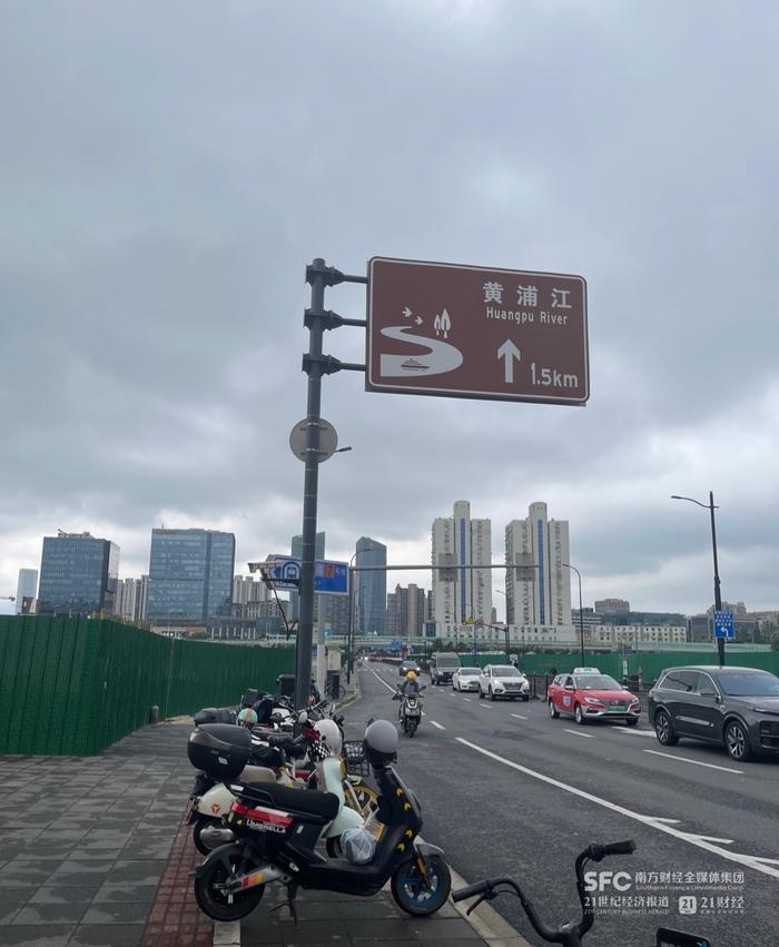 （东安路左侧为125-31地块，右侧为127b-23地块和更靠近黄浦江的127b-24地块。摄影：唐韶葵）