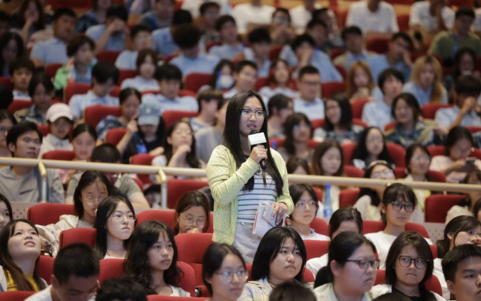 学生积极提问。 新京报记者王子诚 摄 