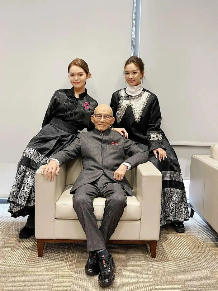 游本昌与两位孙女的合影 （家属供图）