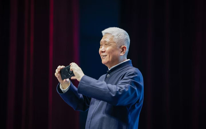 马未都在台上给就座的师生拍照片。 新京报记者王子诚 摄